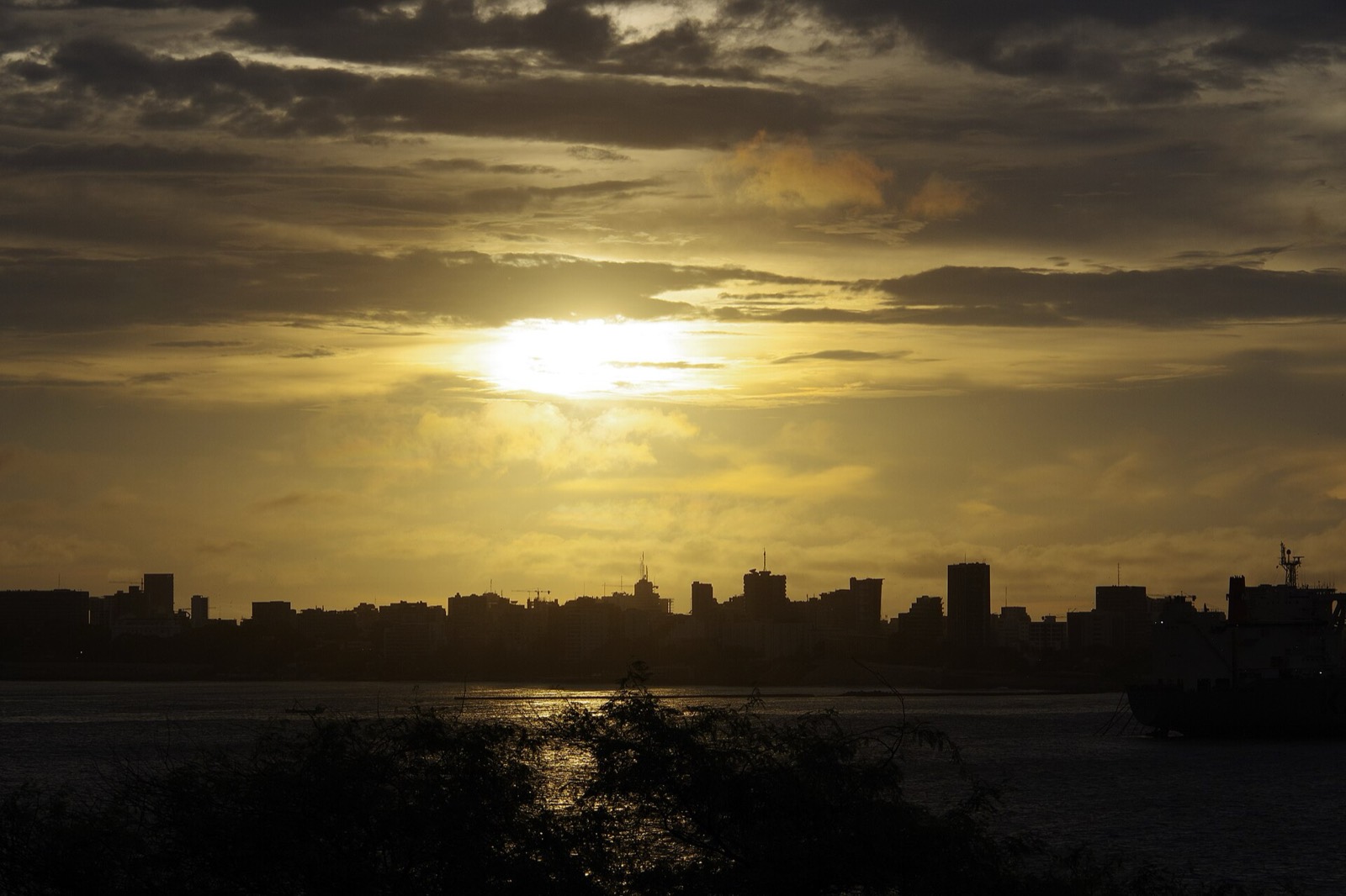 Atardecer sobre el perfil de Dakar visto desde el mar.