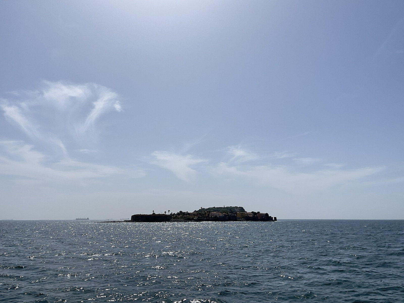 La isla de Gorée en el horizonte del Atlántico, vista desde el barco.