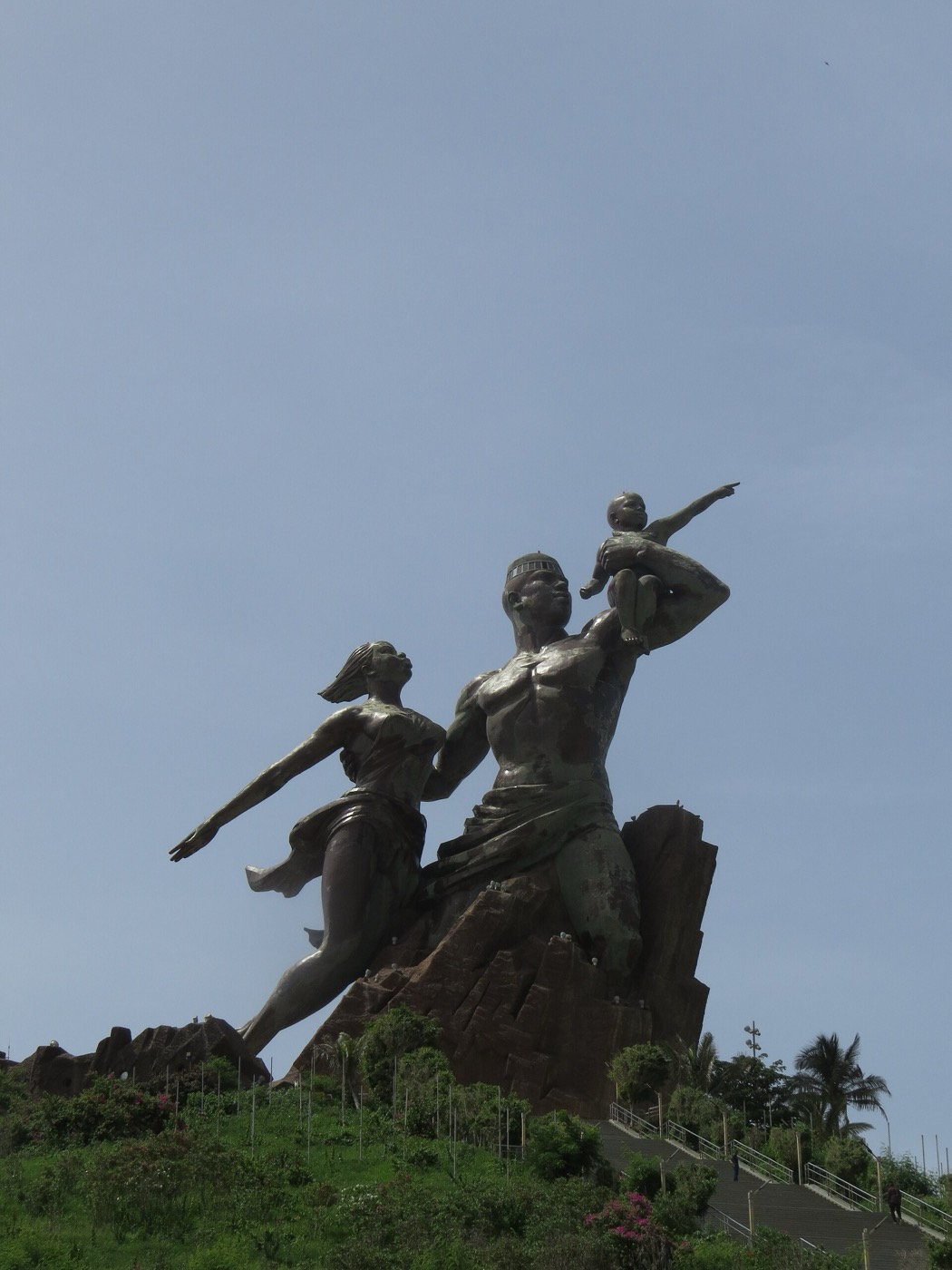 Escultura de bronce del Monumento del Renacimiento Africano contra el cielo azul.